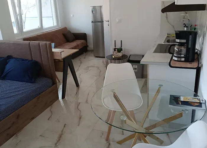 Apartment Zara's Boutique Near Venizelos Metro Station *